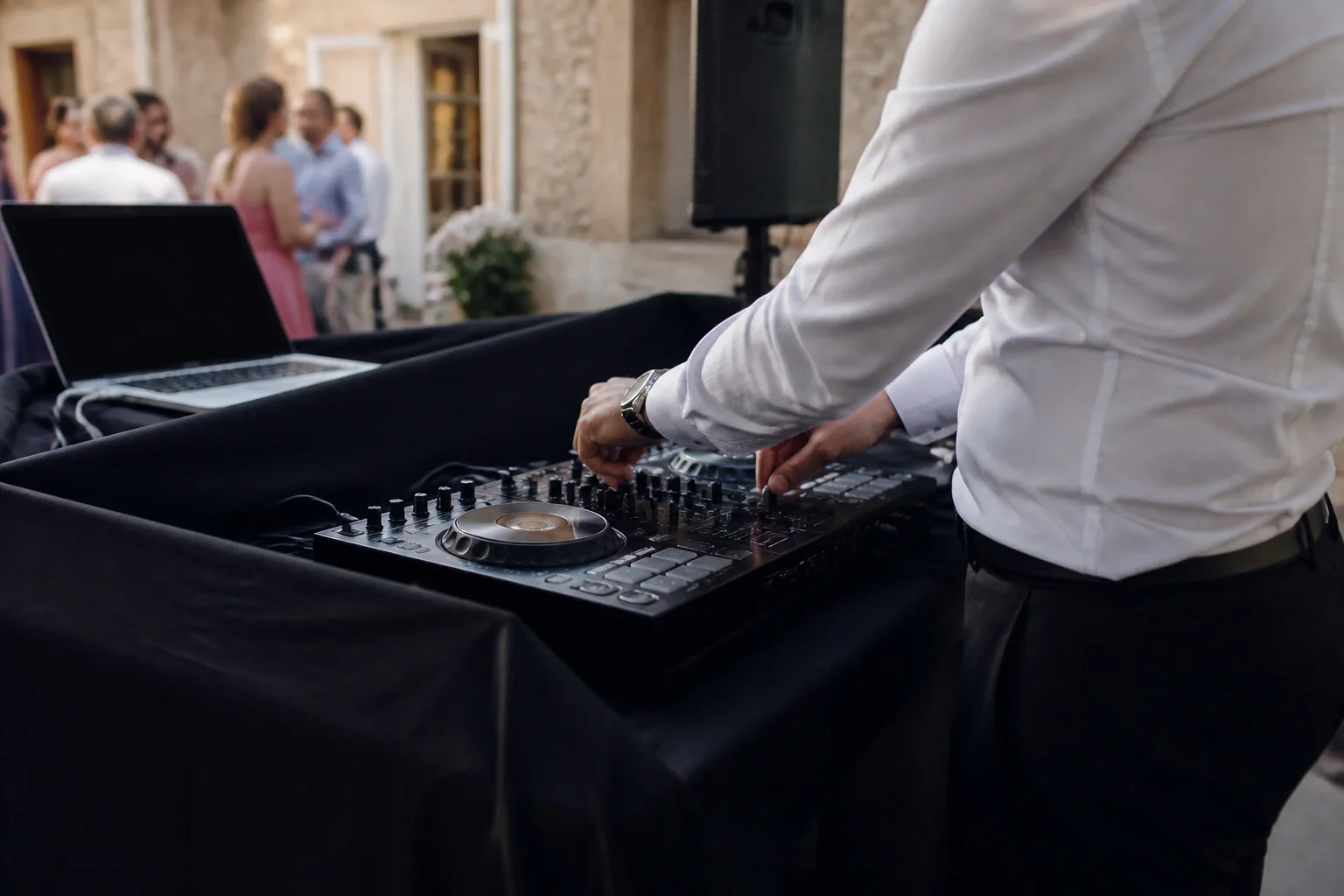 Préparation musicale d’une soirée de mariage — illustration générée par IA