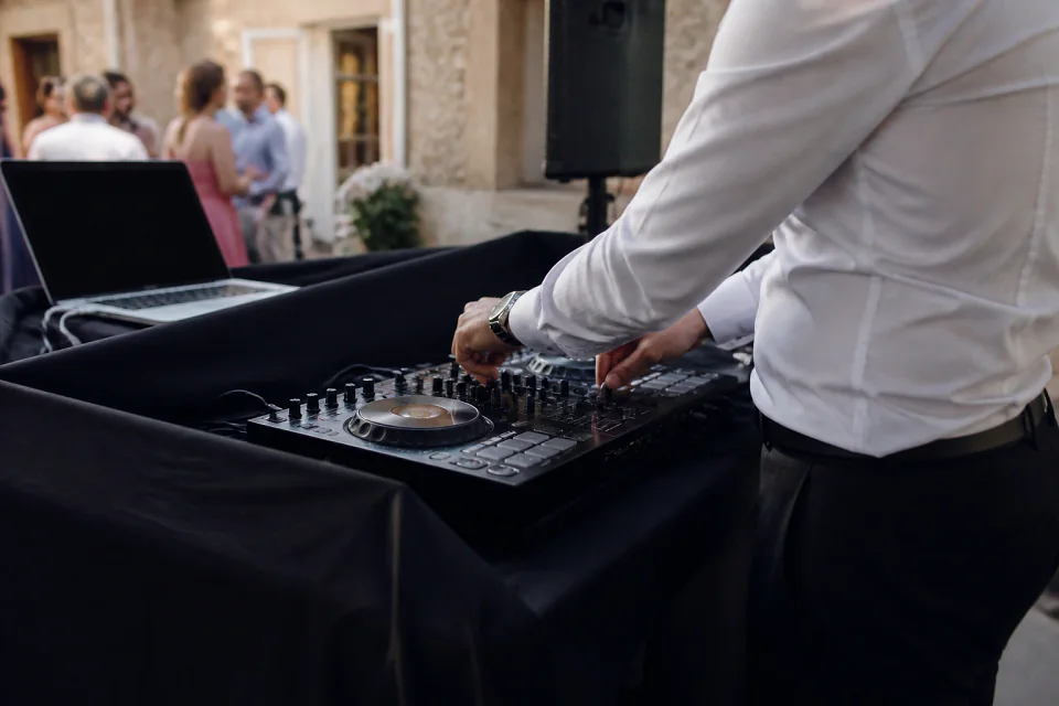 Préparation musicale d’une soirée de mariage — illustration générée par IA