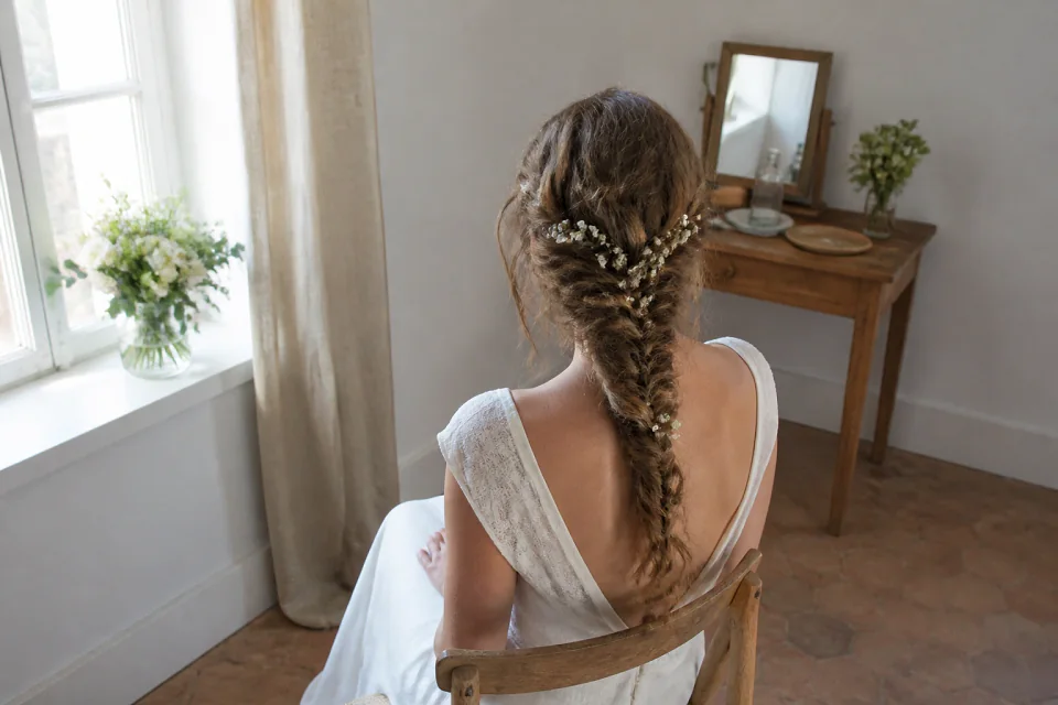 Coiffure de cérémonie vue pendant la préparation — illustration générée par IA