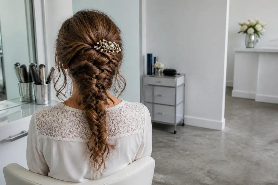 Coiffure de cérémonie vue pendant la préparation — illustration générée par IA