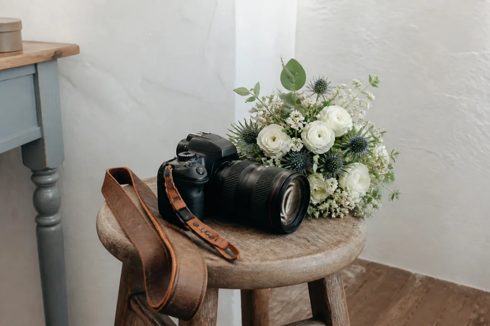 Appareil photo et accessoires de reportage de mariage — illustration générée par IA