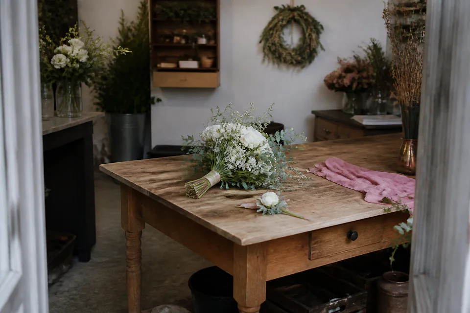 Préparation florale pour un mariage — illustration générée par IA