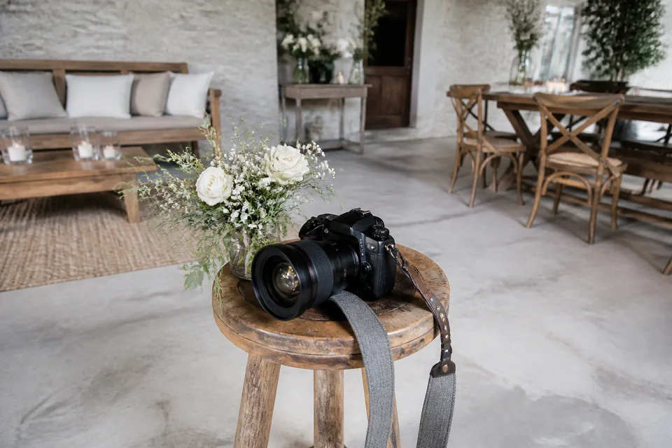 Appareil photo et accessoires de reportage de mariage — illustration générée par IA