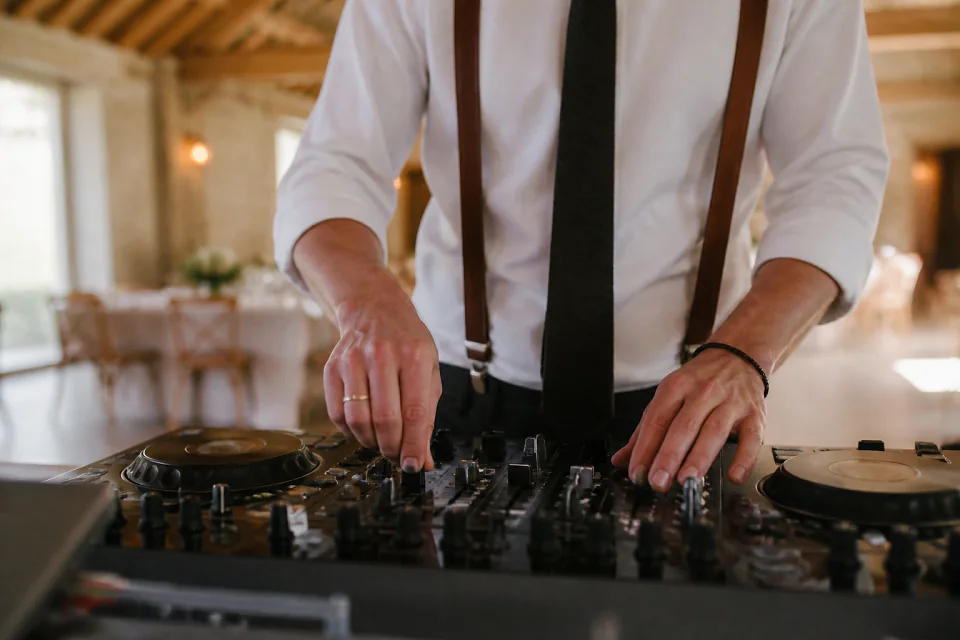 Préparation musicale d’une soirée de mariage — illustration générée par IA