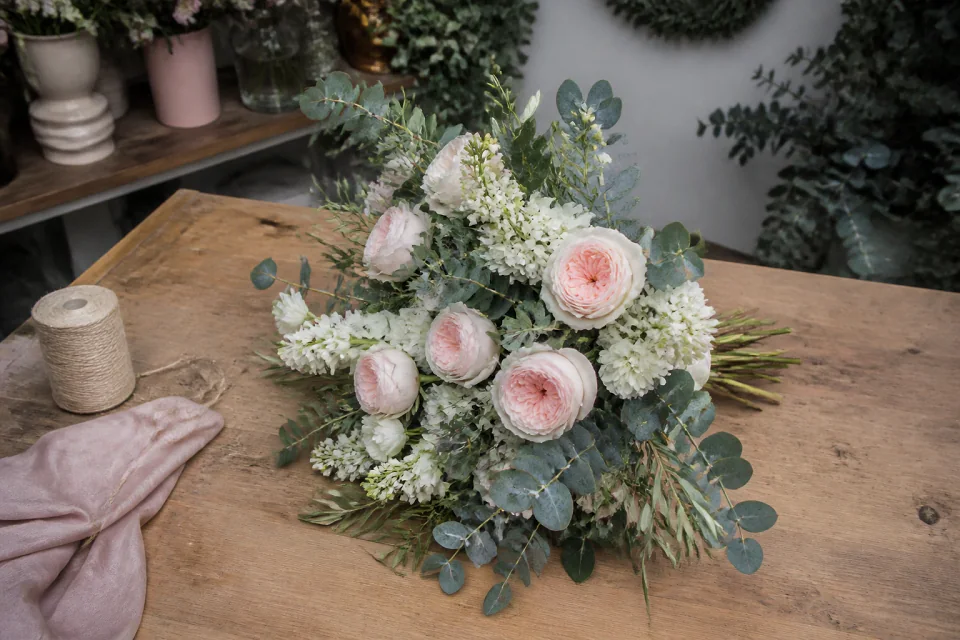 Préparation florale pour un mariage — illustration générée par IA