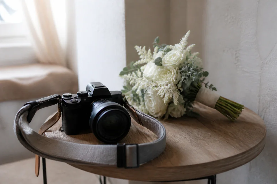 Appareil photo et accessoires de reportage de mariage — illustration générée par IA