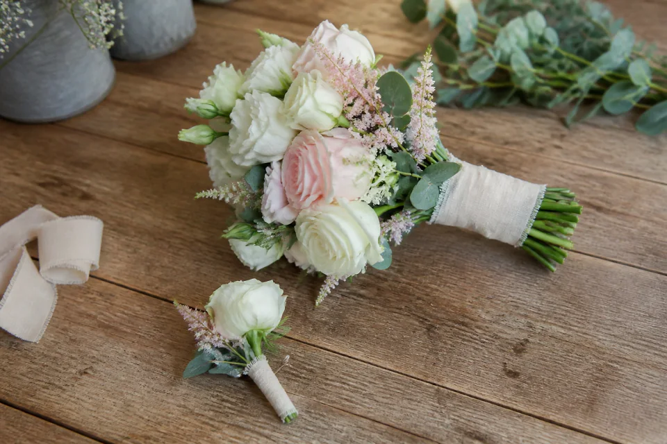 Préparation florale pour un mariage — illustration générée par IA