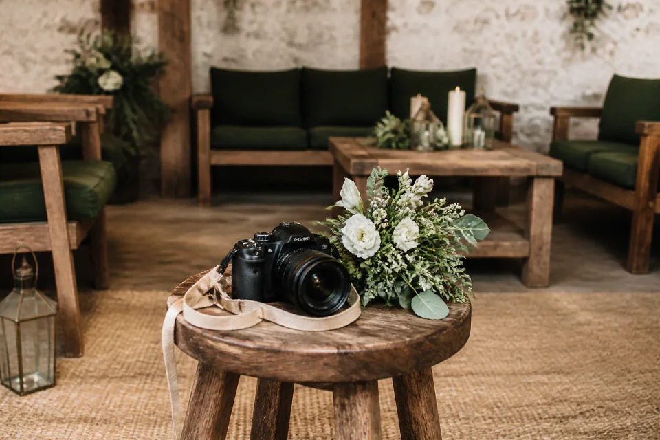 Appareil photo et accessoires de reportage de mariage — illustration générée par IA