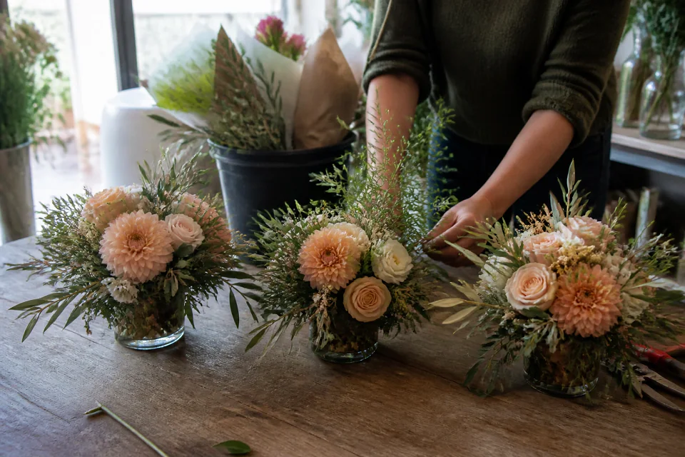 Préparation florale pour un mariage — illustration générée par IA