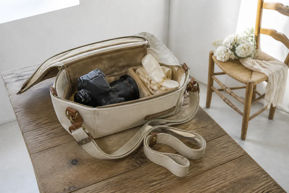 Appareil photo et accessoires de reportage de mariage — illustration générée par IA