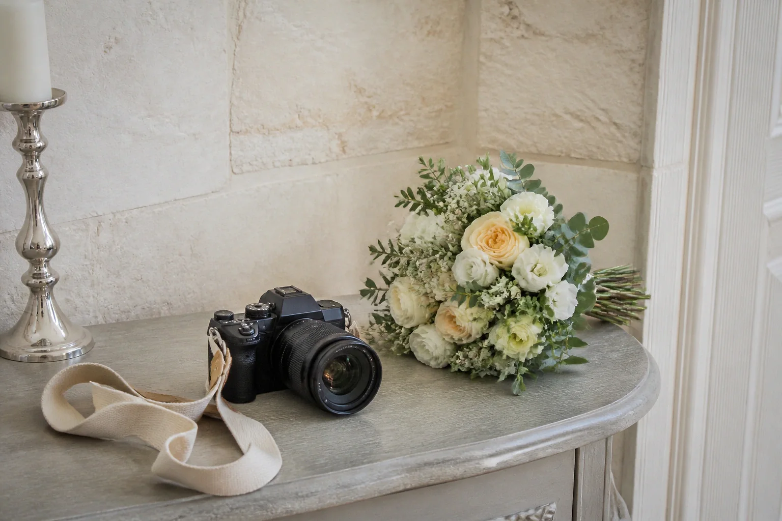 Appareil photo et accessoires de reportage de mariage — illustration générée par IA