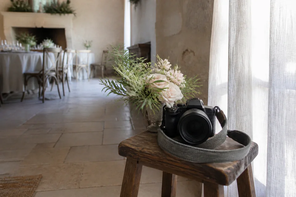 Appareil photo et accessoires de reportage de mariage — illustration générée par IA