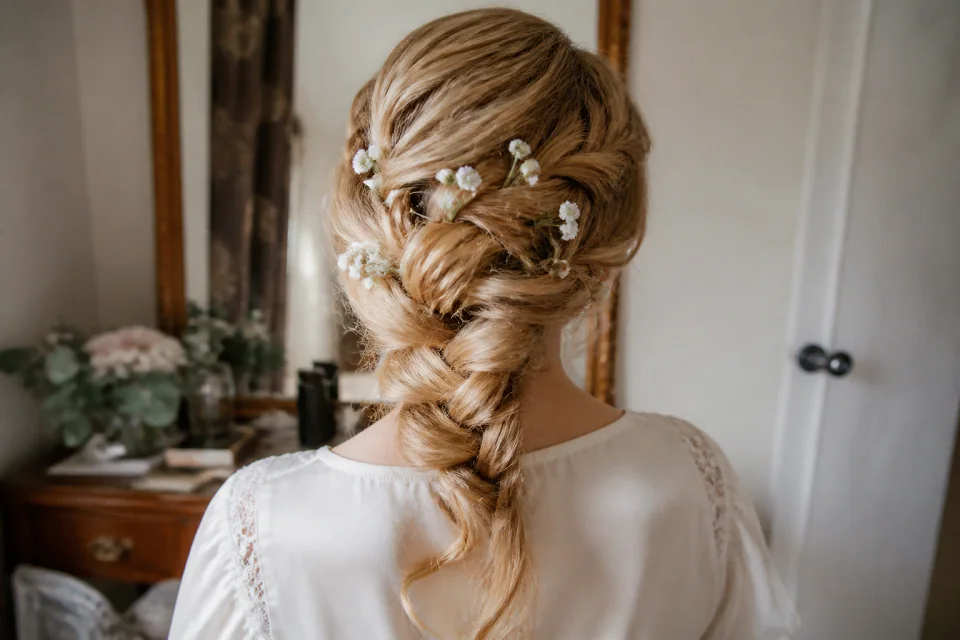 Coiffure de cérémonie vue pendant la préparation — illustration générée par IA