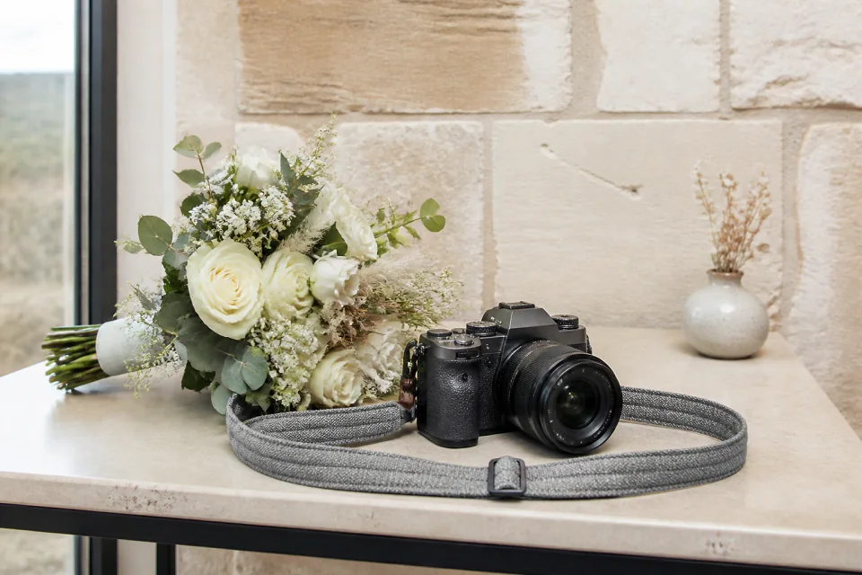 Appareil photo et accessoires de reportage de mariage — illustration générée par IA