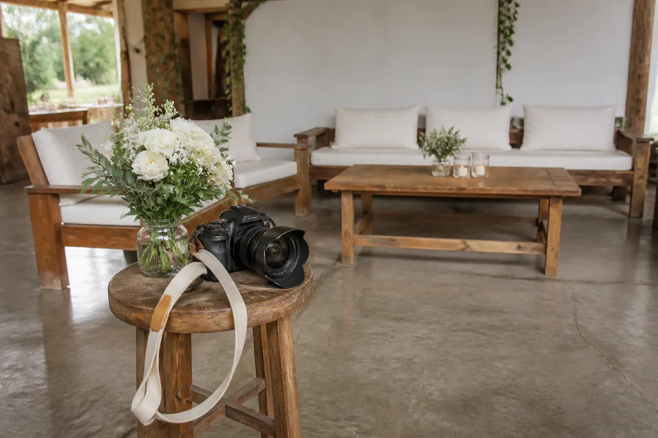 Appareil photo et accessoires de reportage de mariage — illustration générée par IA