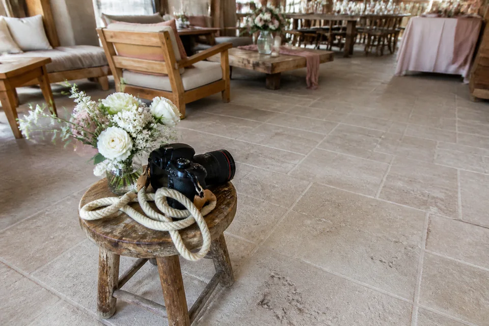 Appareil photo et accessoires de reportage de mariage — illustration générée par IA