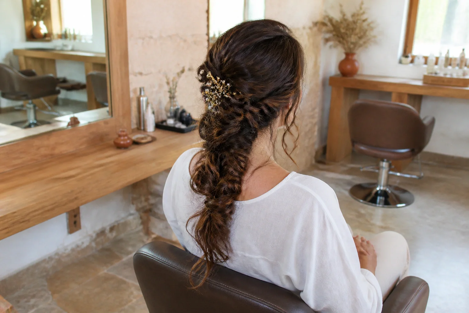 Coiffure de cérémonie vue pendant la préparation — illustration générée par IA
