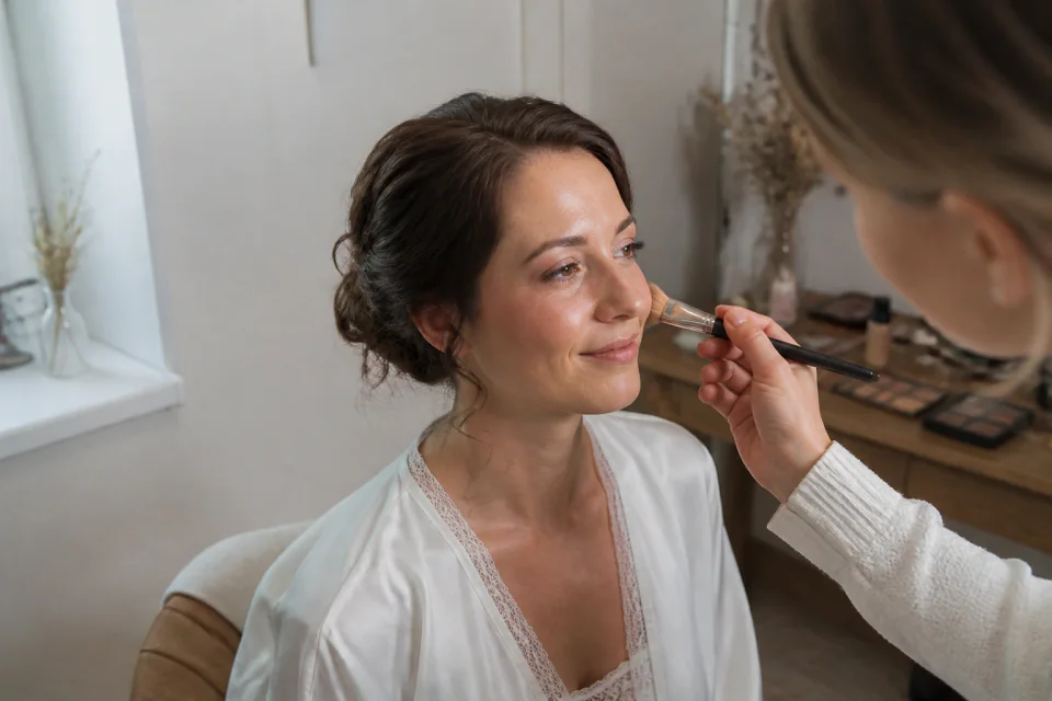 Préparation d’un maquillage de mariage — illustration générée par IA