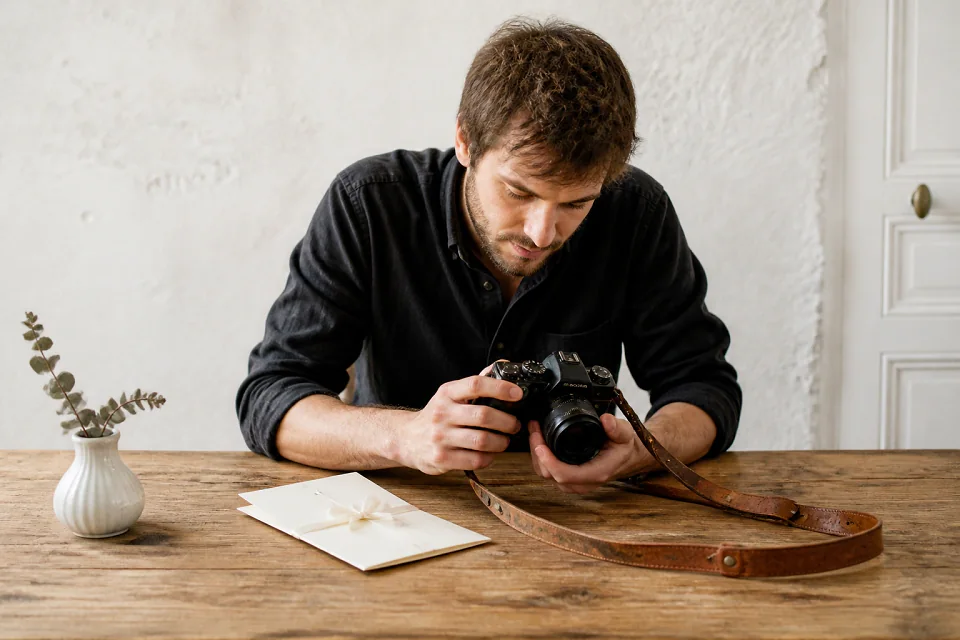 Appareil photo et accessoires de reportage de mariage — illustration générée par IA