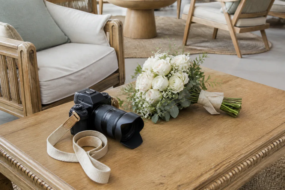 Appareil photo et accessoires de reportage de mariage — illustration générée par IA