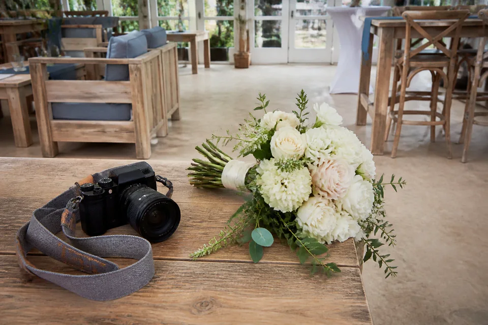 Appareil photo et accessoires de reportage de mariage — illustration générée par IA