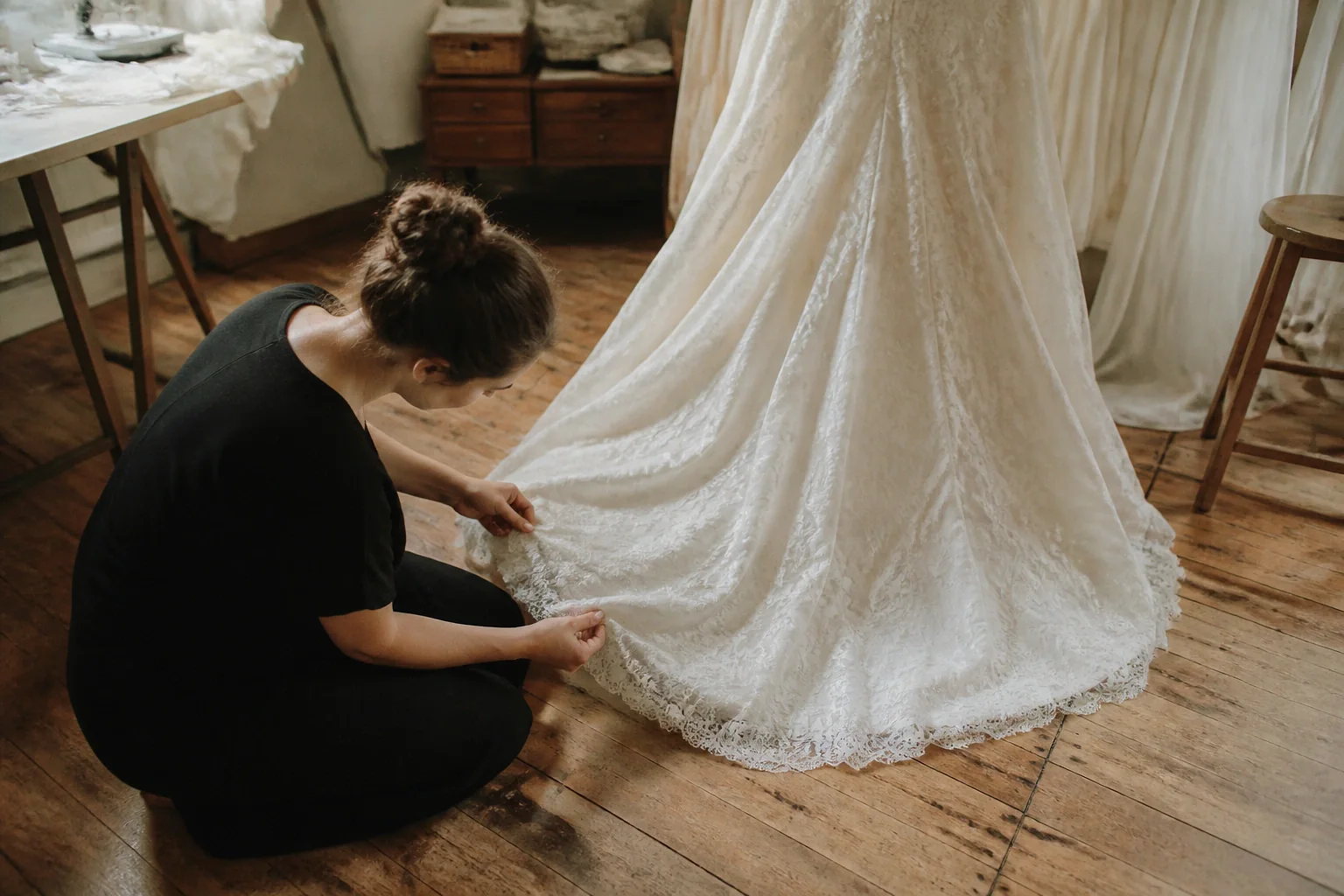 Robe de mariée dans un atelier de confection — illustration générée par IA