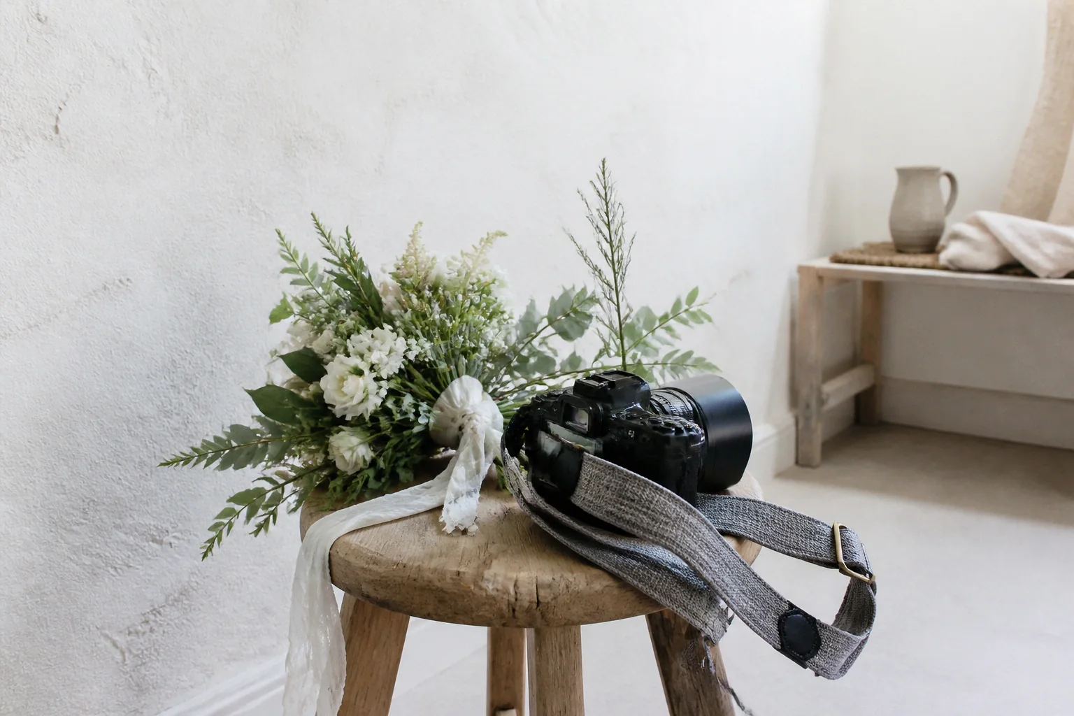 Appareil photo et accessoires de reportage de mariage — illustration générée par IA