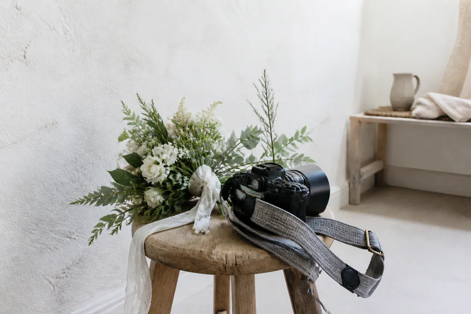 Appareil photo et accessoires de reportage de mariage — illustration générée par IA