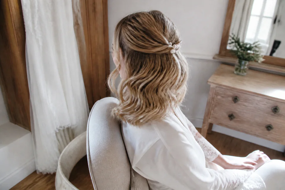 Coiffure de cérémonie vue pendant la préparation — illustration générée par IA