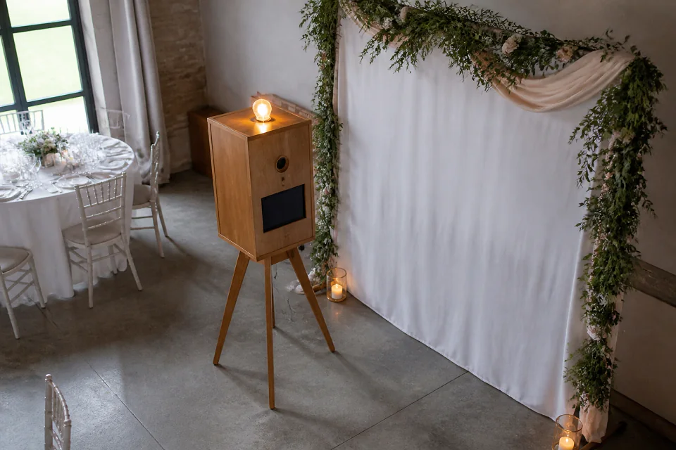 Borne photo installée pour une réception de mariage — illustration générée par IA