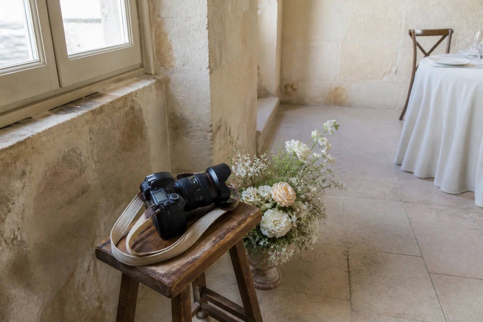 Appareil photo et accessoires de reportage de mariage — illustration générée par IA