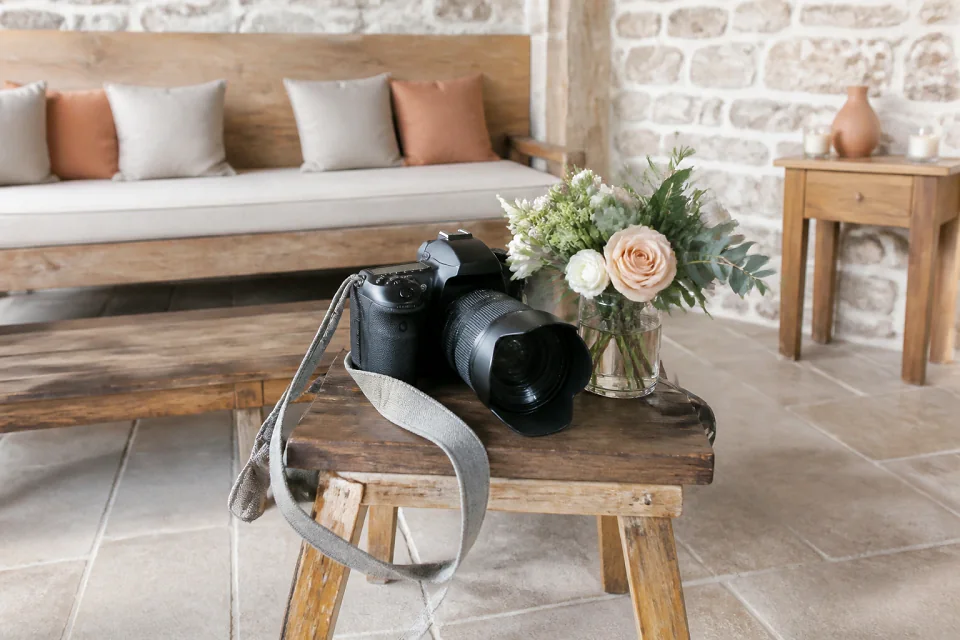 Appareil photo et accessoires de reportage de mariage — illustration générée par IA