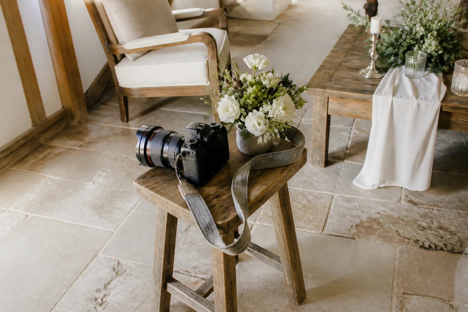 Appareil photo et accessoires de reportage de mariage — illustration générée par IA
