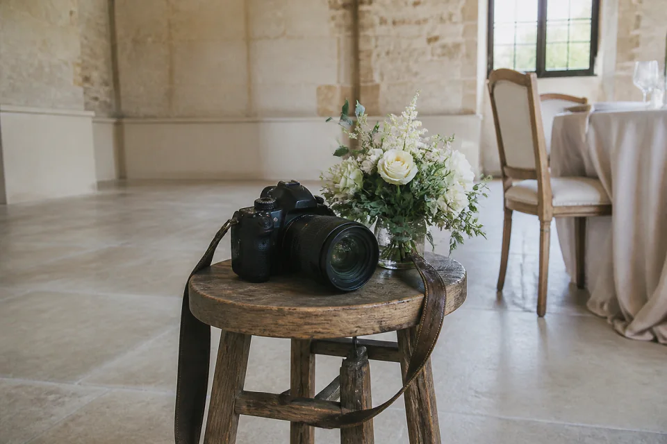 Appareil photo et accessoires de reportage de mariage — illustration générée par IA