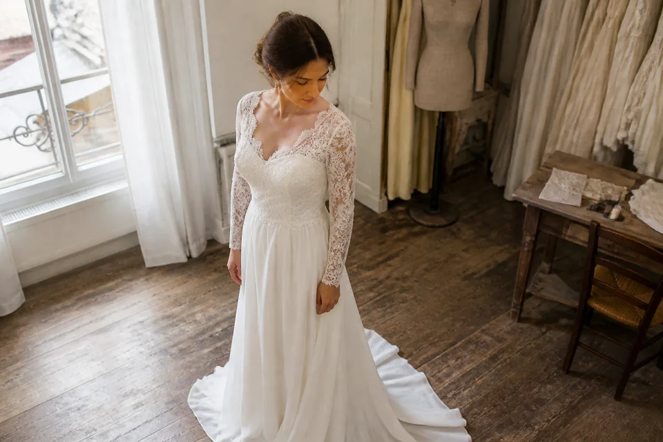Robe de mariée dans un atelier de confection — illustration générée par IA