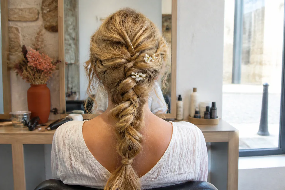 Coiffure de cérémonie vue pendant la préparation — illustration générée par IA