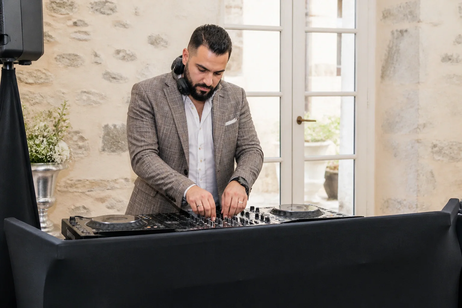 Préparation musicale d’une soirée de mariage — illustration générée par IA