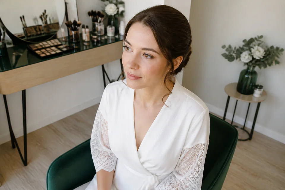 Préparation d’un maquillage de mariage — illustration générée par IA