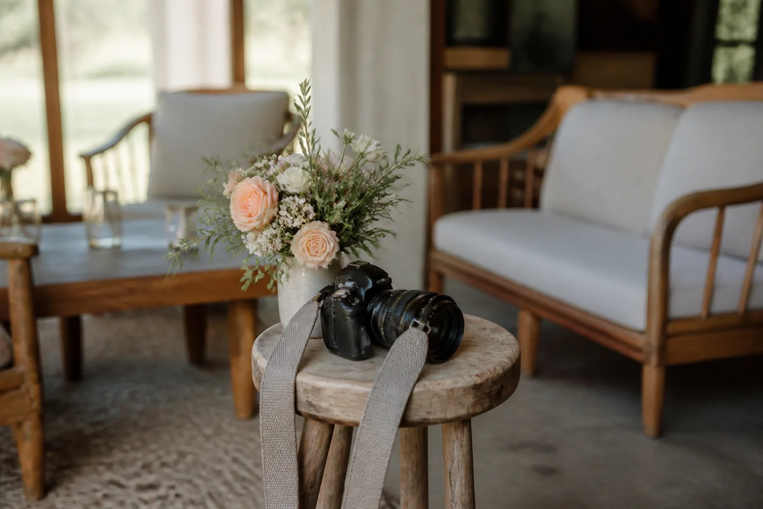 Appareil photo et accessoires de reportage de mariage — illustration générée par IA