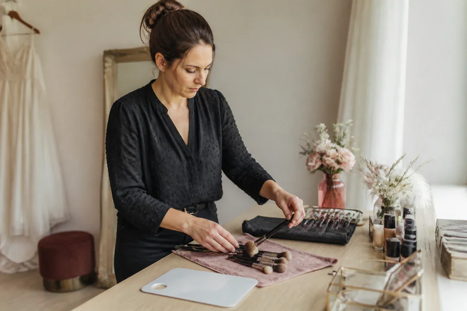 Préparation d’un maquillage de mariage — illustration générée par IA
