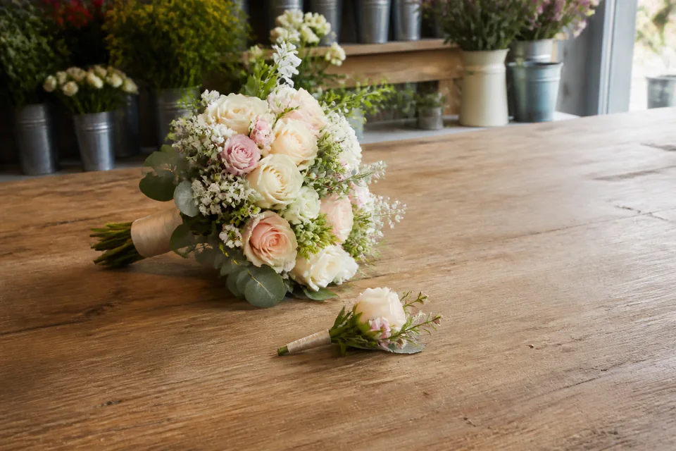 Préparation florale pour un mariage — illustration générée par IA