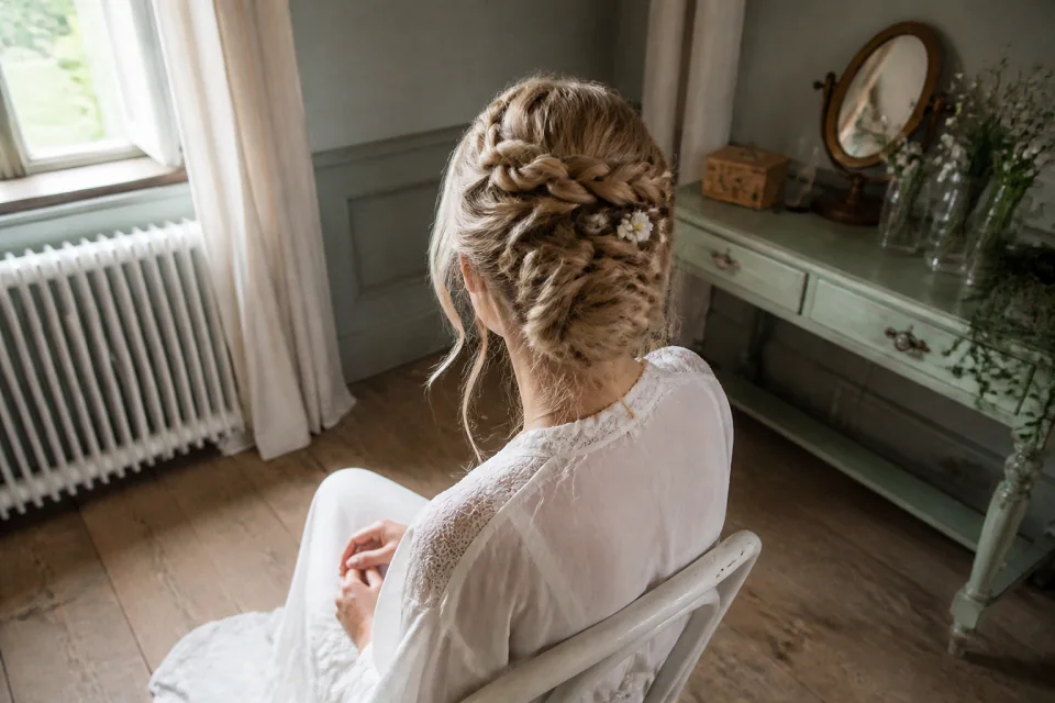 Coiffure de cérémonie vue pendant la préparation — illustration générée par IA