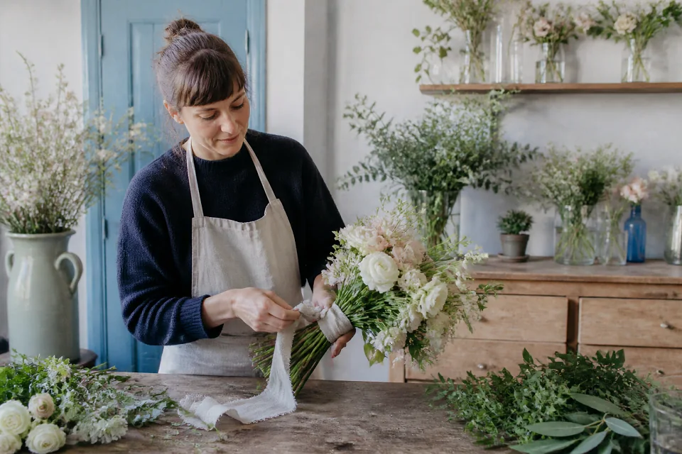 Préparation florale pour un mariage — illustration générée par IA
