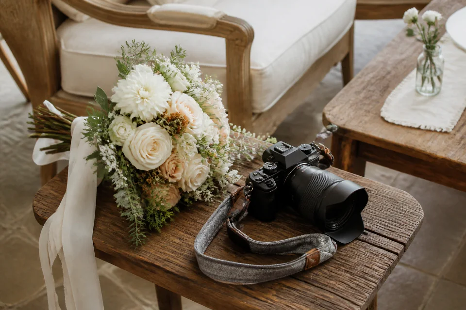 Appareil photo et accessoires de reportage de mariage — illustration générée par IA