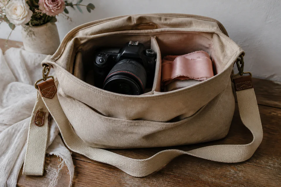 Appareil photo et accessoires de reportage de mariage — illustration générée par IA