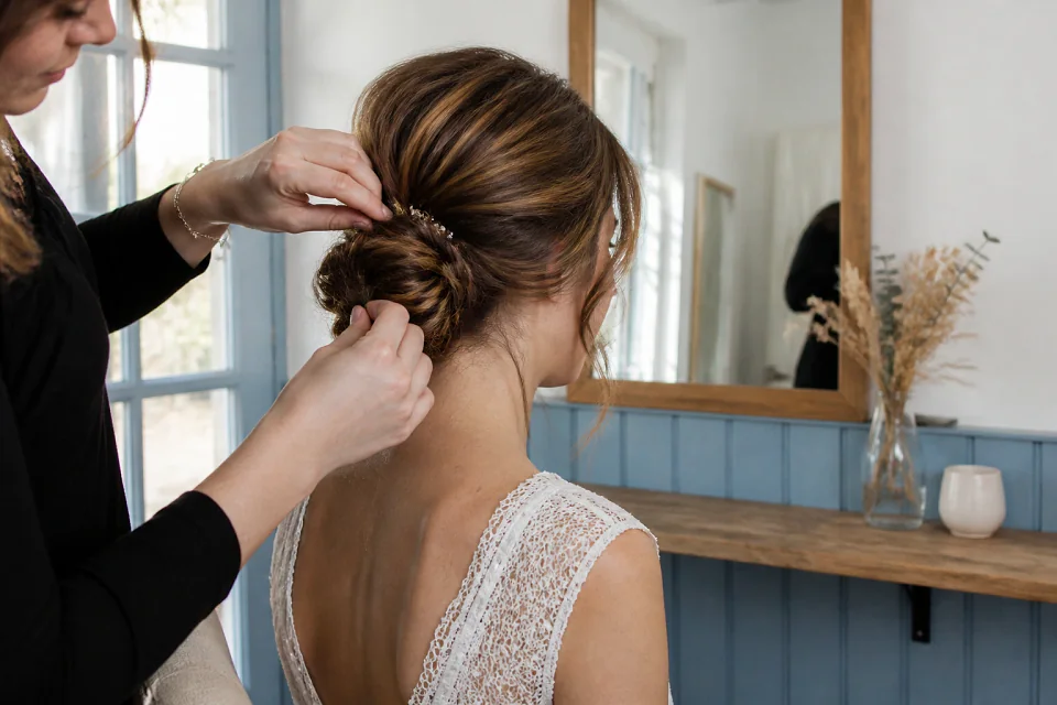 Coiffure de cérémonie vue pendant la préparation — illustration générée par IA