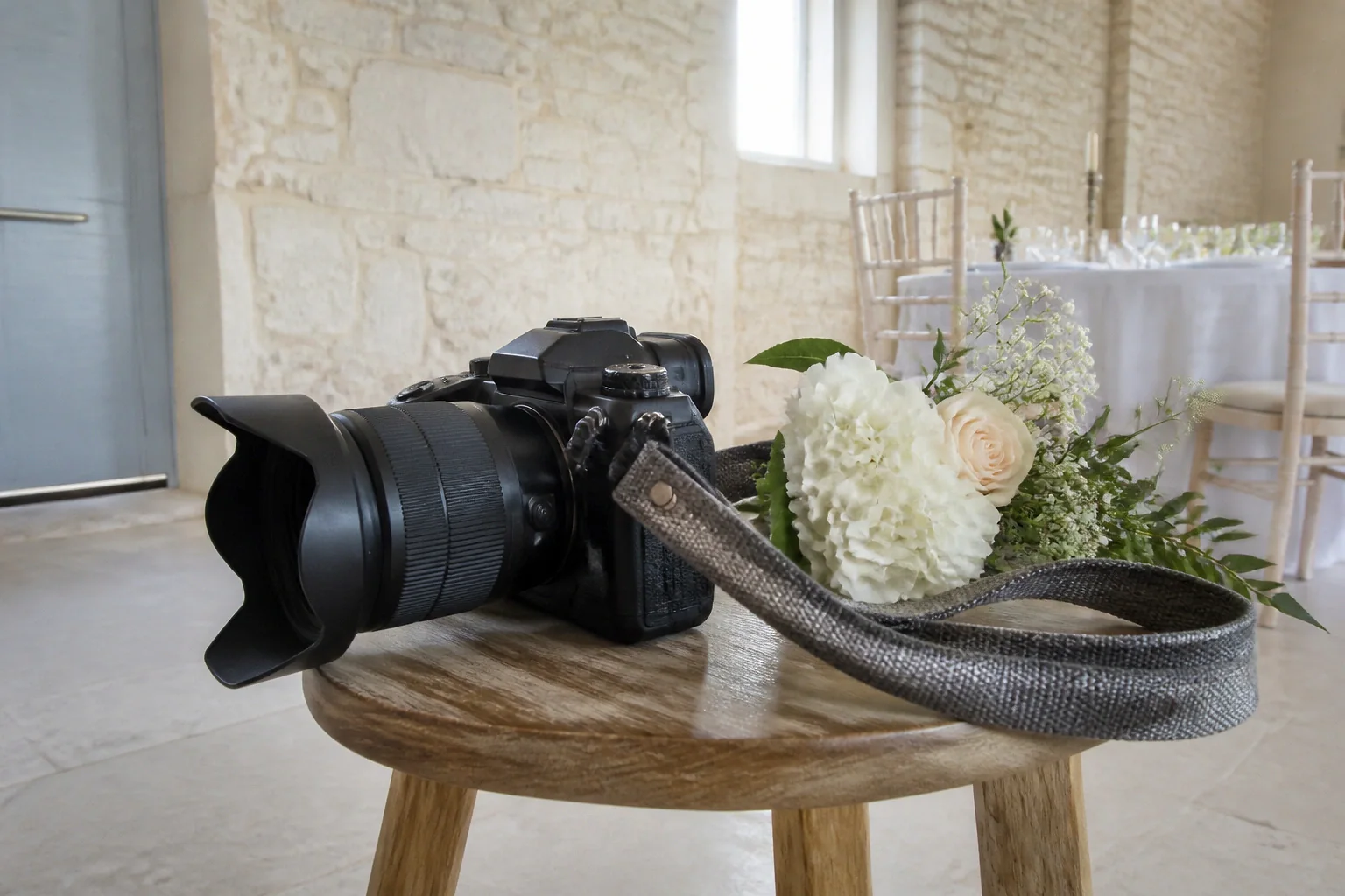 Appareil photo et accessoires de reportage de mariage — illustration générée par IA