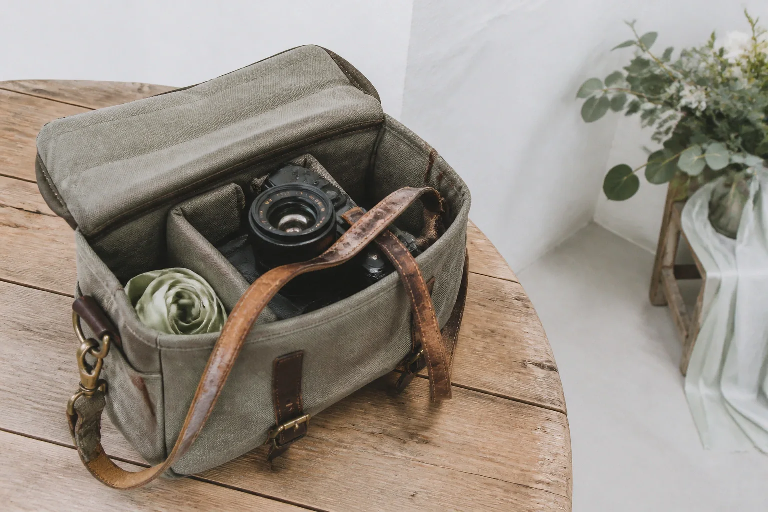 Appareil photo et accessoires de reportage de mariage — illustration générée par IA