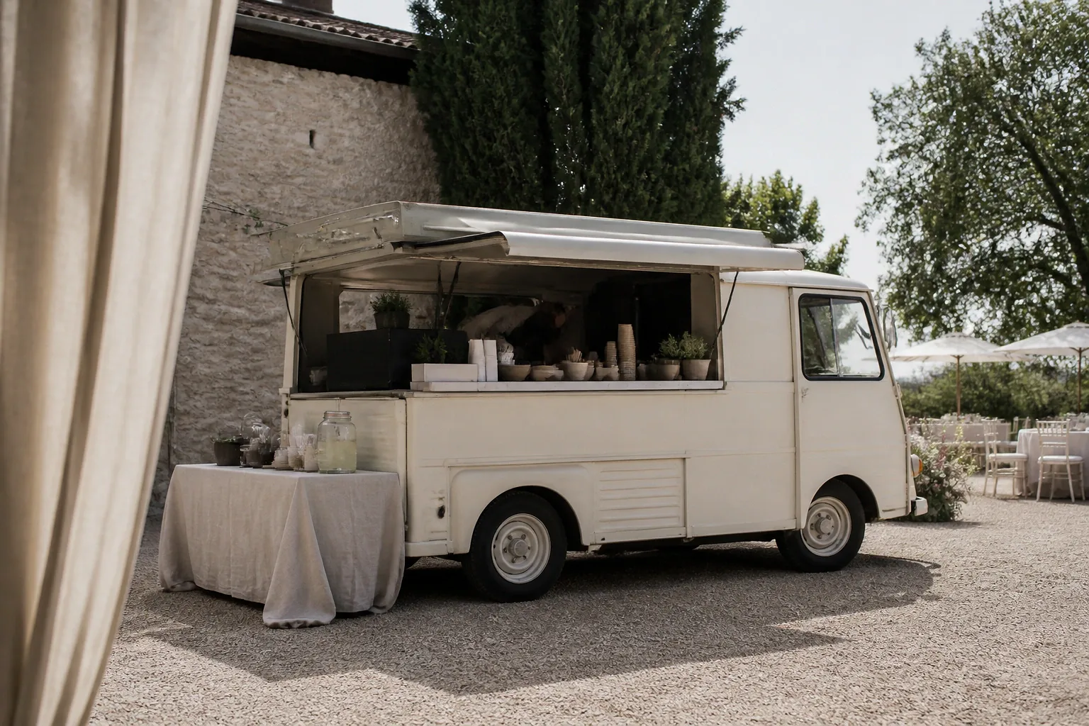 Service mobile de restauration pour une réception — illustration générée par IA