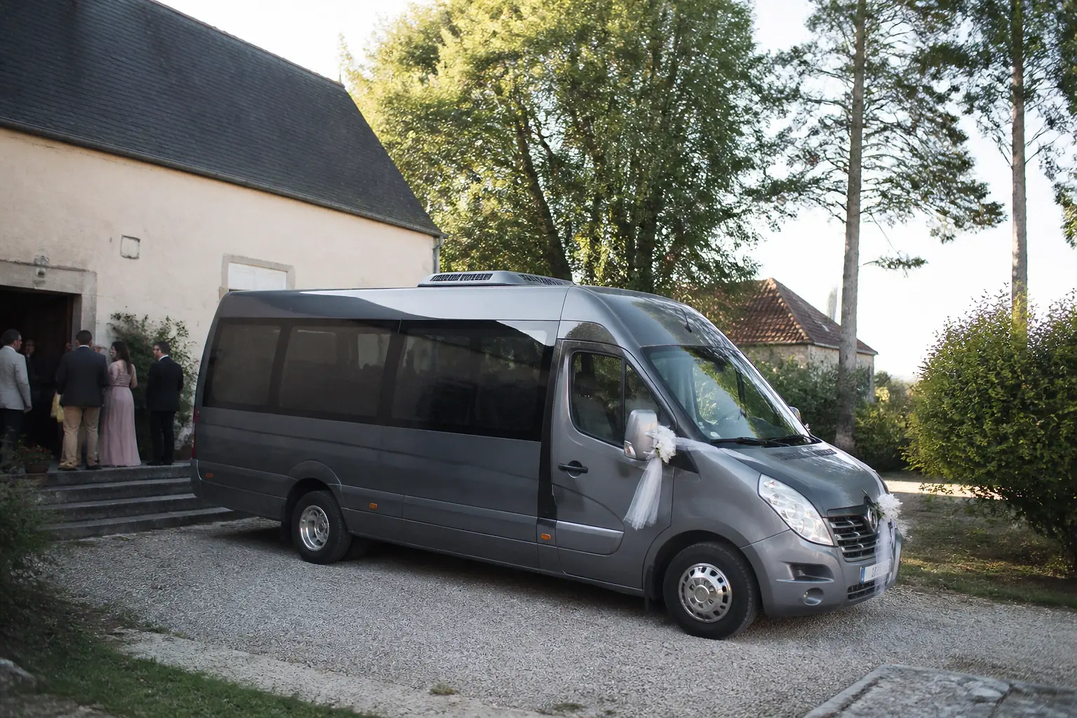 Véhicule préparé pour un transport de cérémonie — illustration générée par IA